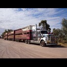 Ein Road Train an der Tankstelle eines Roadhouses